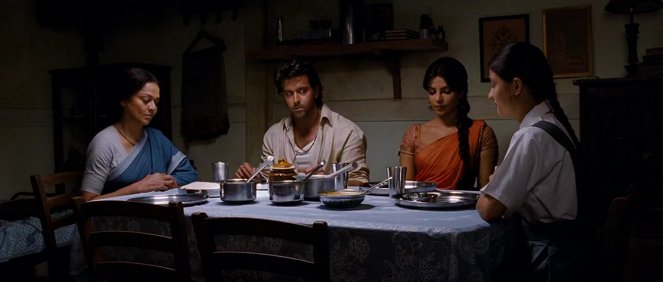 Agneepath - De la película - Zarina Wahab, Hrithik Roshan, Priyanka Chopra Jonas