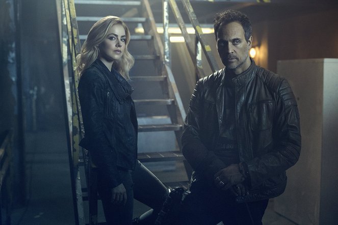 12 Monkeys - Season 2 - Promokuvat - Amanda Schull, Todd Stashwick