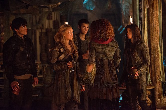 The 100 - Red Sky at Morning - Photos - Bob Morley, Eliza Taylor, Devon Bostick, Marie Avgeropoulos