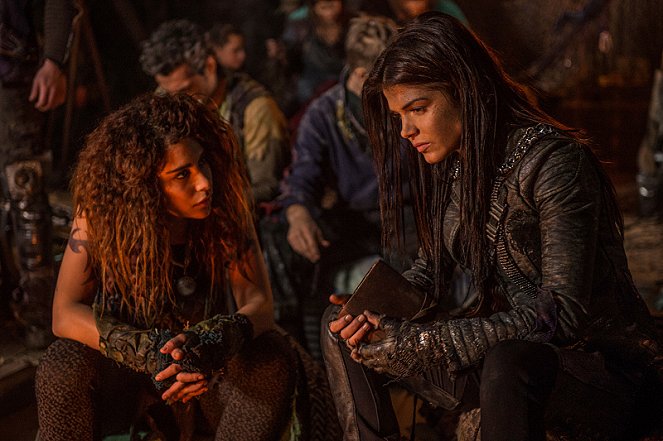 The 100 - Red Sky at Morning - Photos - Nadia Hilker, Marie Avgeropoulos