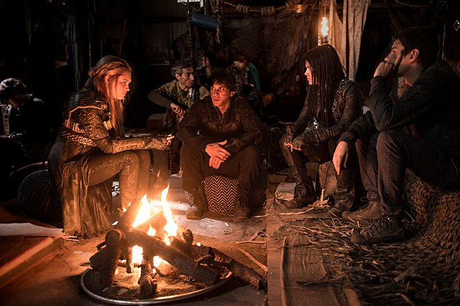 The 100 - Red Sky at Morning - Photos - Eliza Taylor, Bob Morley, Marie Avgeropoulos, Devon Bostick