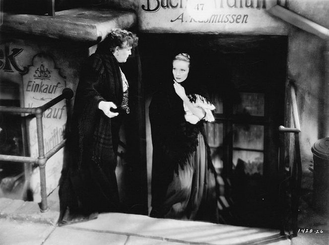 The Song of Songs - Van film - Alison Skipworth, Marlene Dietrich