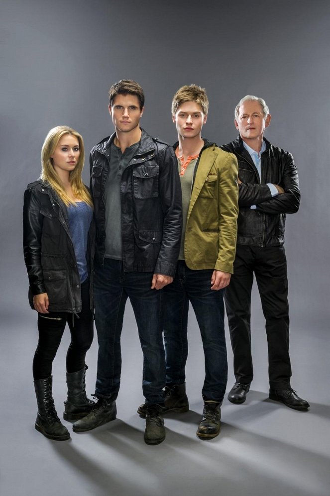 The Hunters - Promokuvat - Alexa PenaVega, Robbie Amell, Keenan Tracey, Victor Garber