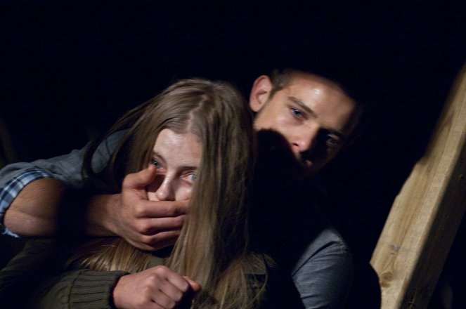 House at the End of the Street - Photos - Eva Link, Max Thieriot