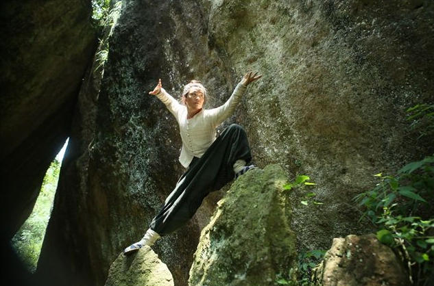 Monk Comes Down the Mountain - Filmfotos