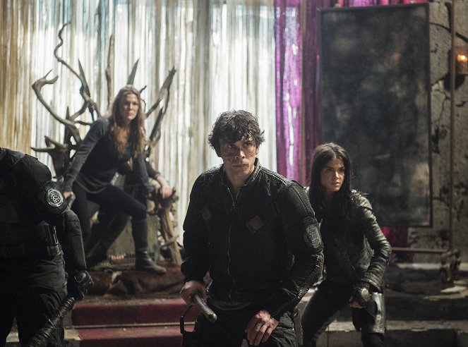 The 100 - Perverse Instantiation: Part Two - Photos - Paige Turco, Bob Morley, Marie Avgeropoulos