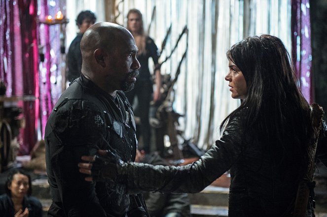 The 100 - Perverse Instantiation: Part Two - Photos - Michael Beach, Marie Avgeropoulos