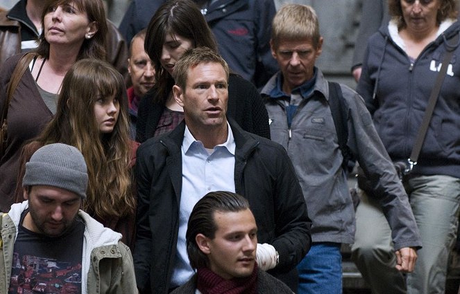 Agent na útěku - Z filmu - Liana Liberato, Aaron Eckhart