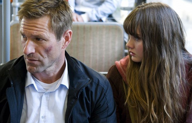 Agent na útěku - Z filmu - Aaron Eckhart, Liana Liberato