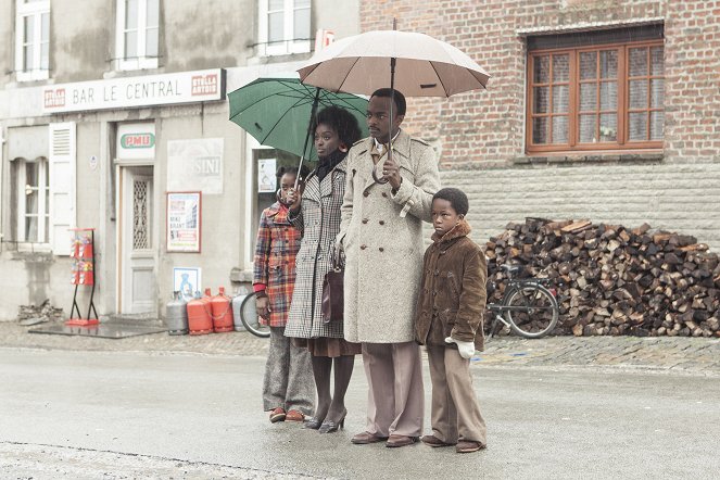 Ein Dorf sieht schwarz - Filmfotos - Médina Diarra, Aïssa Maïga, Marc Zinga, Bayron Lebli