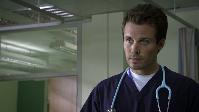 Holby City - Filmfotos - James Anderson