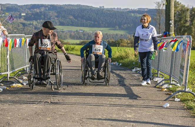 Die Kuhflüsterin - Der Marathonmann - Filmfotos - Carsten Strauch, Cordula Stratmann, Susi Banzhaf