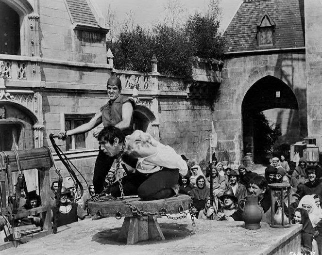 The Hunchback of Notre Dame - Photos - Anthony Quinn