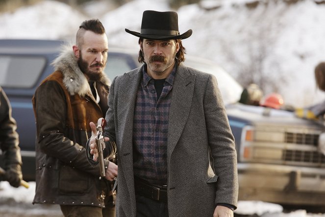 Wynonna Earp - Walkin' After Midnight - Van film - Michael Eklund, Tim Rozon