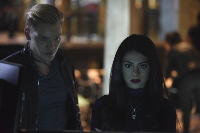 Shadowhunters: The Mortal Instruments - Rise Up - Photos - Dominic Sherwood, Emeraude Toubia