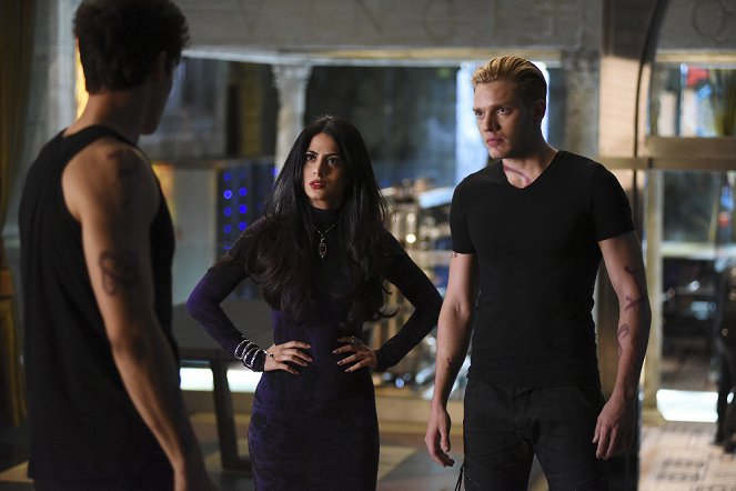 Shadowhunters: The Mortal Instruments - Rise Up - Photos - Emeraude Toubia, Dominic Sherwood