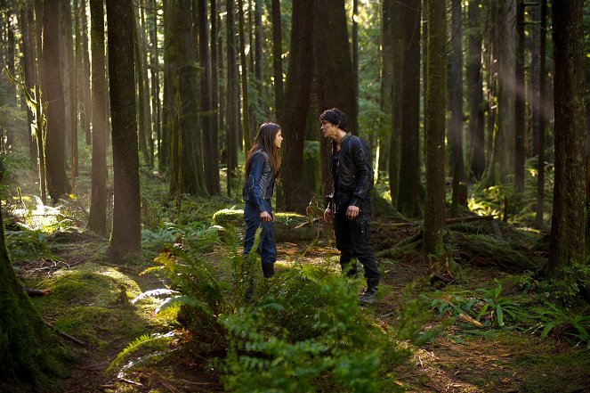 The 100 - Twilight's Last Gleaming - Photos - Marie Avgeropoulos, Bob Morley