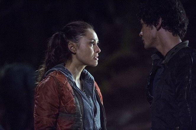 The 100 - We Are Grounders: Part 1 - Photos - Lindsey Morgan, Bob Morley