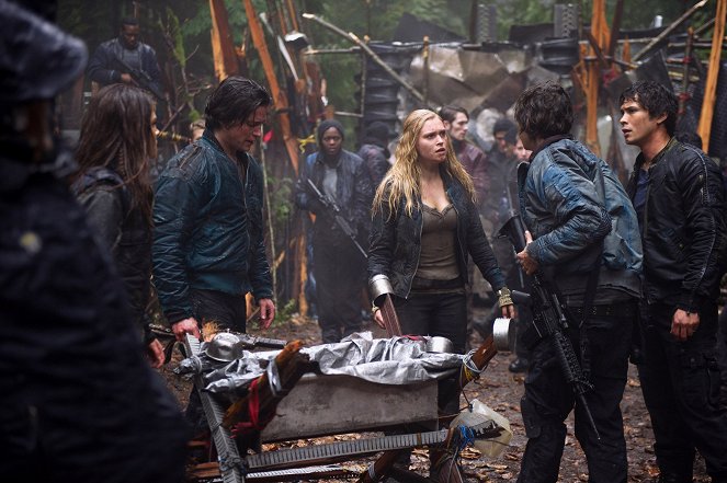 The 100 - We Are Grounders: Part 1 - Photos - Thomas McDonell, Eliza Taylor, Bob Morley