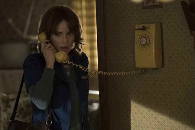 Stranger Things - Season 1 - Chapter One: The Vanishing of Will Byers - Photos - Winona Ryder