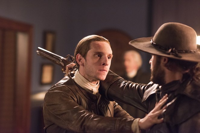 TURN - Season 3 - Many Mickles Make a Muckle - Photos - Jamie Bell, Daniel Henshall