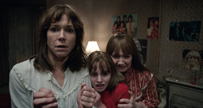 Conjuring 2 - Filmfotos - Frances O'Connor, Madison Wolfe, Lauren Esposito