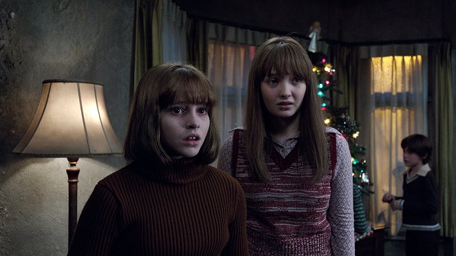 The Conjuring 2 - Photos - Madison Wolfe, Lauren Esposito