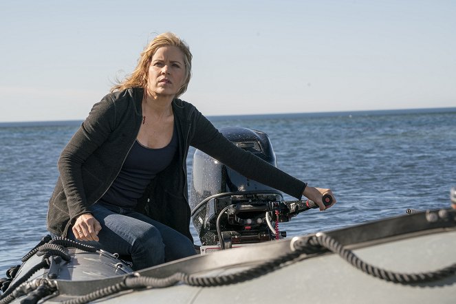 Fear the Walking Dead - Blood in the Streets - Photos - Kim Dickens