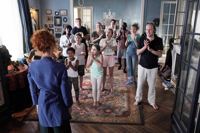 C'est quoi cette famille ?! - Film - Claudia Tagbo, Sadio Diallo, Thierry Neuvic, Chann Aglat, Violette Guillon, Julie Gayet, Luna Aglat, Lucien Jean-Baptiste, Julie Depardieu, Philippe Katerine