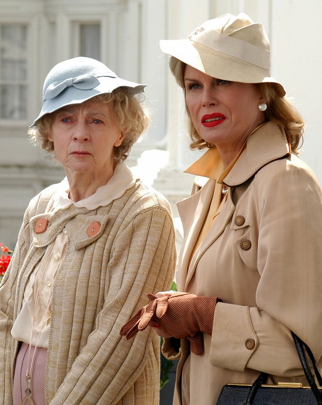 Agatha Christie's Marple - Season 1 - Die Tote in der Bibliothek - Filmfotos - Geraldine McEwan, Joanna Lumley
