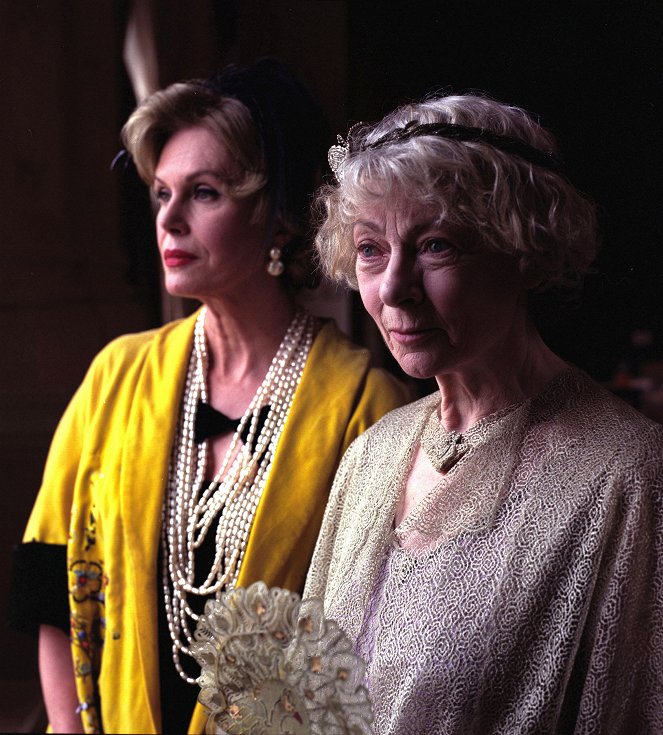 Agatha Christie Marple kisasszonya - Season 1 - Holttest a könyvtárszobában - Filmfotók - Joanna Lumley, Geraldine McEwan