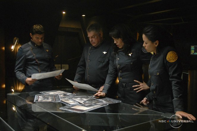 Hviezdna loď Galactica: Britva - Z filmu - Jamie Bamber, Graham Beckel, Michelle Forbes, Stephanie Jacobsen