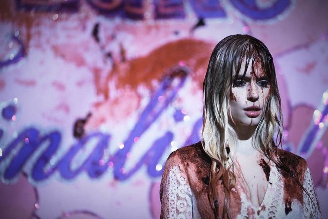 Sikoly - Happy Birthday to Me - Filmfotók - Carlson Young