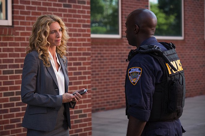 Containment - Be Angry at the Sun - Van film - Claudia Black