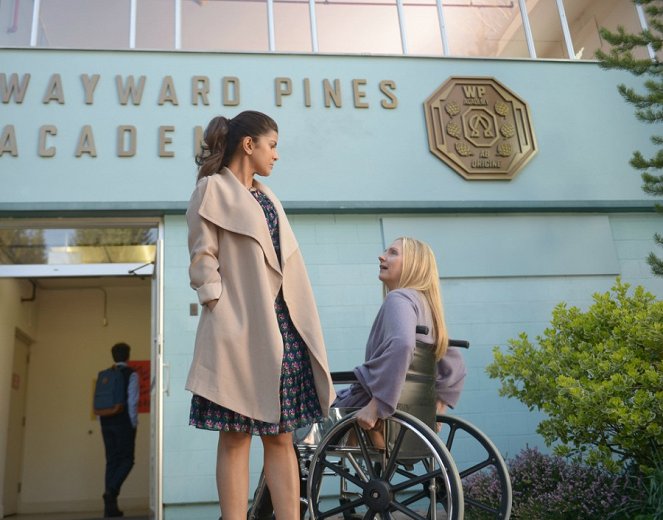 Wayward Pines - Poistumisstrategia - Kuvat elokuvasta - Nimrat Kaur, Hope Davis