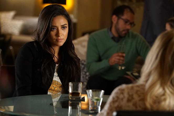 Pretty Little Liars - Where Somebody Waits for Me - Van film - Shay Mitchell