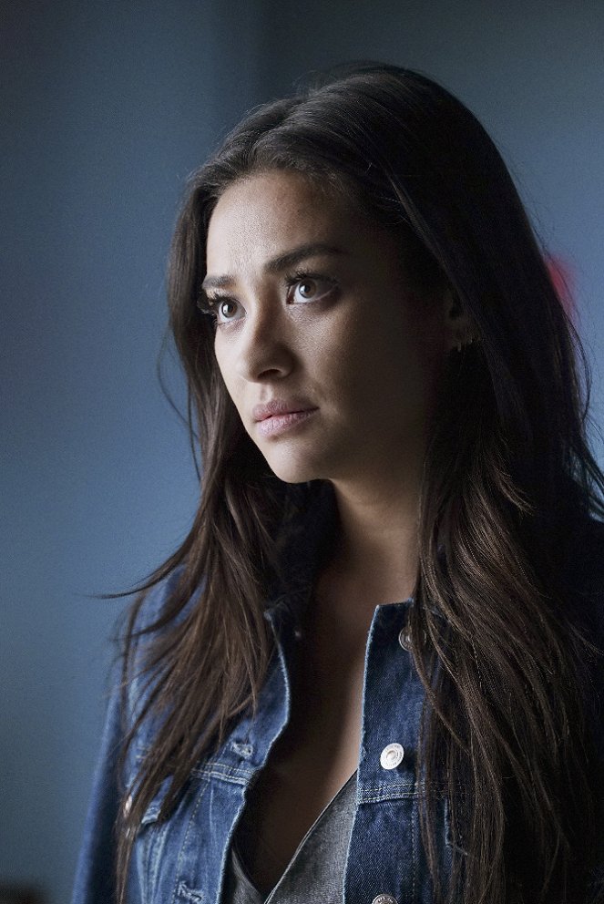 Pretty Little Liars - Tick-Tock, Bitches - Photos - Shay Mitchell