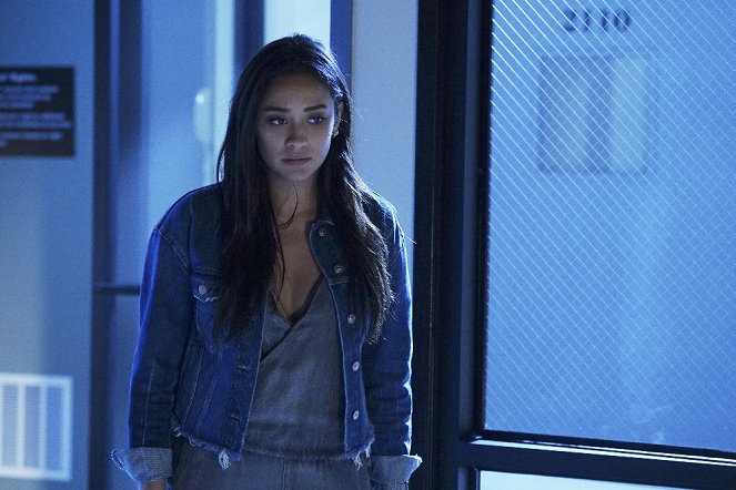 Pretty Little Liars - Tick-Tock, Bitches - Photos - Shay Mitchell