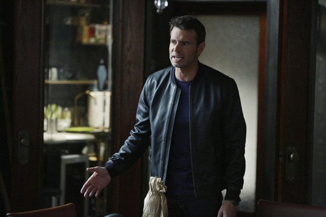 Scandal - Season 4 - Inside the Bubble - Photos - Scott Foley