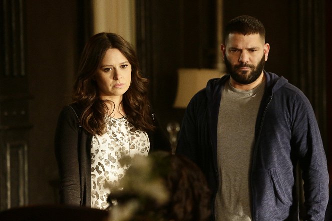Scandal - Wild Card - Photos - Katie Lowes, Guillermo Díaz