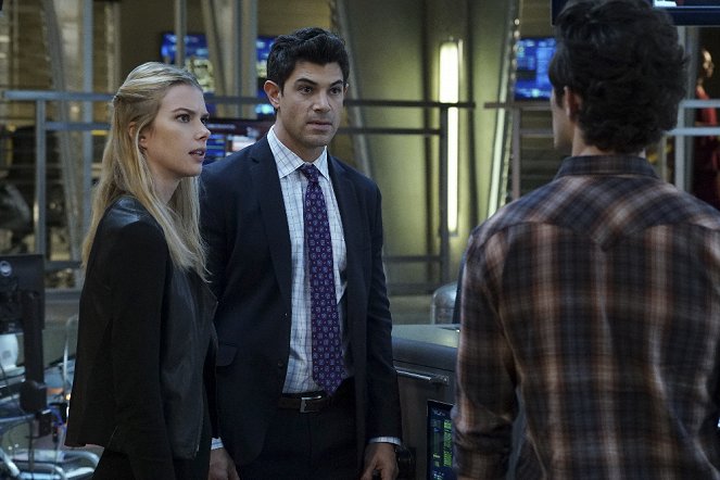 Stitchers - Az összefűzők - The One That Got Away - Filmfotók - Emma Ishta, Damon Dayoub