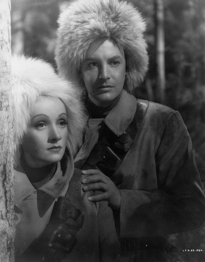 Knight Without Armour - Photos - Marlene Dietrich, Robert Donat