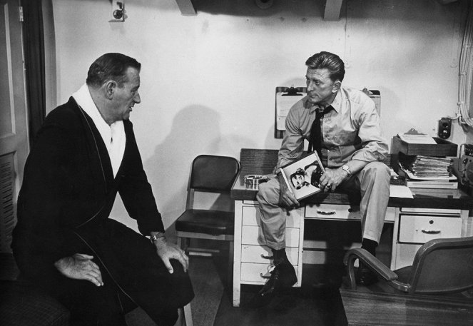 Szemben az árral - Filmfotók - John Wayne, Kirk Douglas