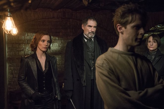 Penny Dreadful - Série 3 - Požehnaná temnota - Z filmu - Perdita Weeks, Timothy Dalton, Patti LuPone, Samuel Barnett