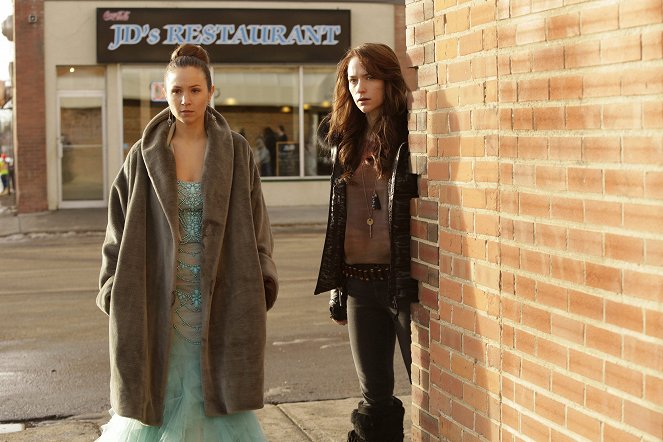 Wynonna Earp - Season 1 - I Walk the Line - Filmfotos - Dominique Provost-Chalkley, Melanie Scrofano
