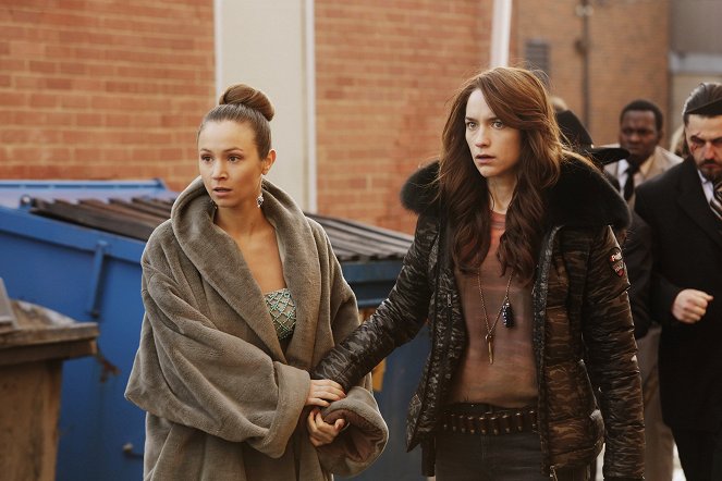 Wynonna Earp - Spacer po linie - Z filmu - Dominique Provost-Chalkley, Melanie Scrofano