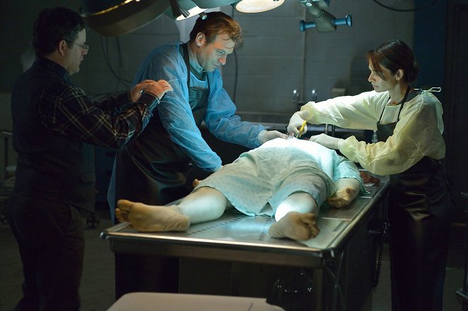 The Strain - It's Not for Everyone - Photos - Corey Stoll, Mía Maestro