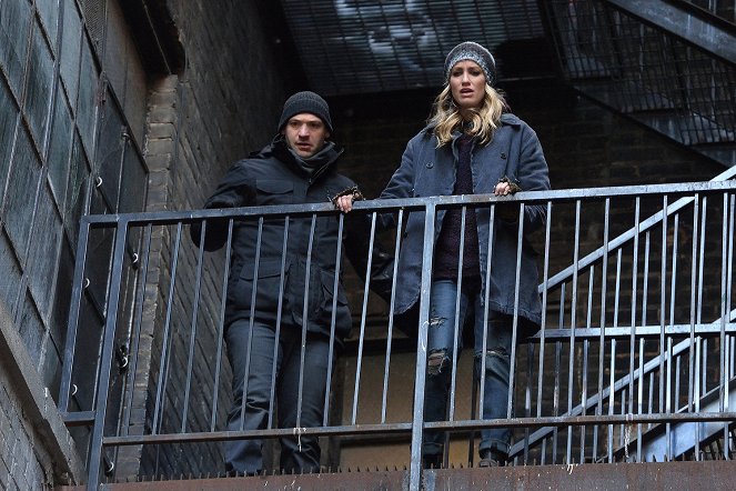 The Strain - The Assassin - De la película - Corey Stoll, Ruta Gedmintas