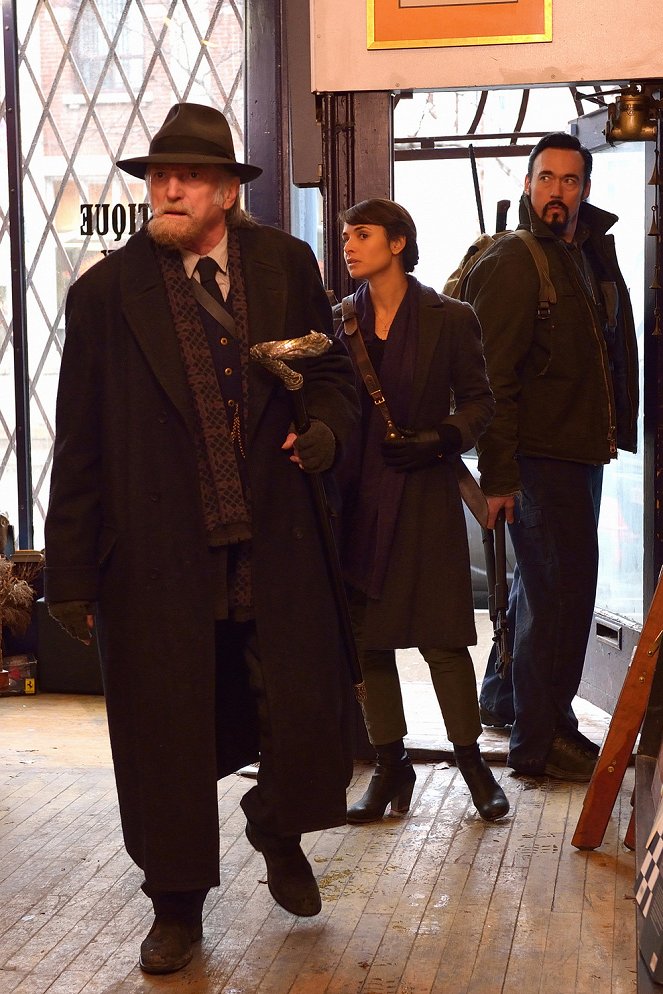 The Strain - The Assassin - De la película - David Bradley, Mía Maestro, Kevin Durand