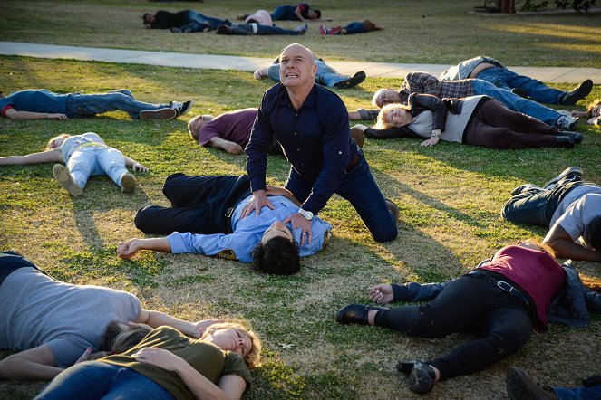 Under the Dome - Heads Will Roll - Photos - Dean Norris